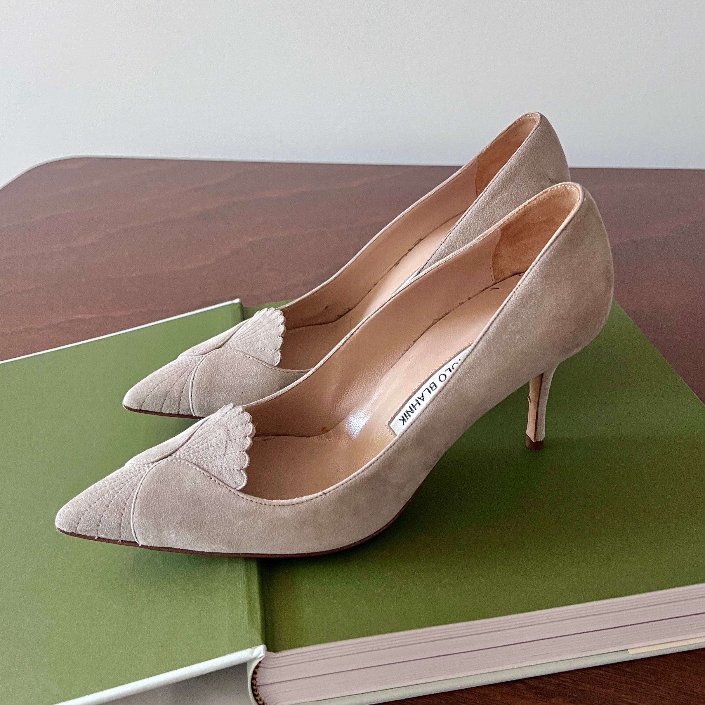 Manolo Blahnik Beige Suede Pumps 38